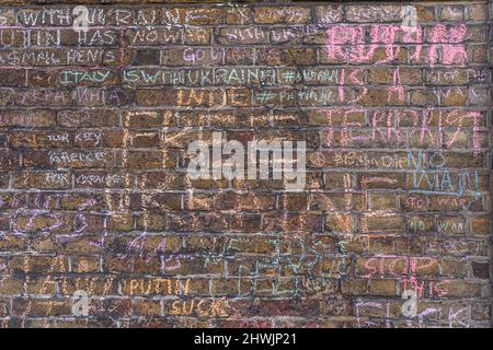 6 mars 2022. Graffiti écrit à la craie contre l'invasion russe de l'Ukraine Banque D'Images