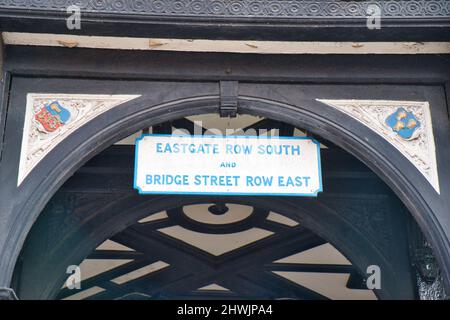 Panneau sur l'entrée d'Eastgate et Bridge Street Rows dans le centre de Chester Angleterre Banque D'Images