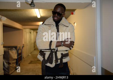 Dadju pose pour un portrait à Paris Banque D'Images