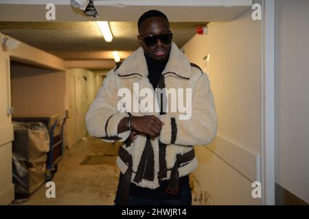 Dadju pose pour un portrait à Paris Banque D'Images