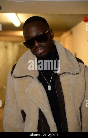 Dadju pose pour un portrait à Paris Banque D'Images