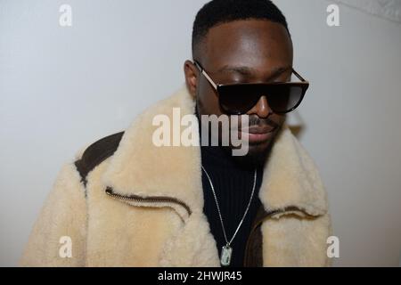 Dadju pose pour un portrait à Paris Banque D'Images