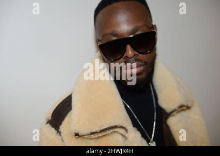 Dadju pose pour un portrait à Paris Banque D'Images