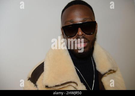 Dadju pose pour un portrait à Paris Banque D'Images