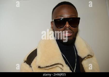 Dadju pose pour un portrait à Paris Banque D'Images