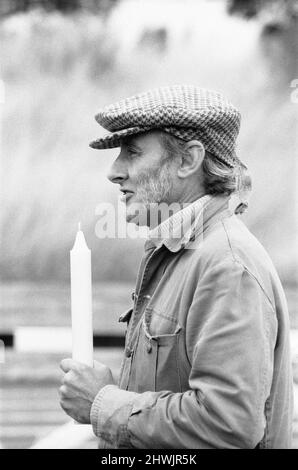 Spike Milligan filme sur place les Jeux Olympiques de Nun pour sa nouvelle série télévisée. Ils n'avaient pas tout à fait l'organisation, peut-être, des Jeux Olympiques de Munich. Mais les jeux ecclésiastiques hier avaient un esprit propre. Des nonnes, des moines, des rabbins et des vicars se sont rassemblés à Chiswick pour exposer leurs prouesses pour Spike Milligan , dont la nouvelle série télévisée de la BBC « A Milligan for all seasons » commence la semaine prochaine. Il y avait des courses de haies pour les religieuses (dont au moins deux étaient des conteurs), des voûtes de poteau pour les prêtres . . . et un incroyable relais confessionnel, avec chaque coureur s'arrêtant pour confesser tous les 100 Banque D'Images