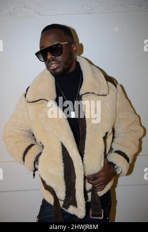 Dadju pose pour un portrait à Paris Banque D'Images