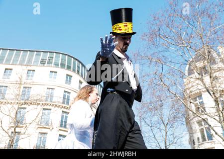 Paris, France. 06th mars 2022. Pour célébrer la fin du salon agricole de Paris, une transhumance avec 2000 moutons a été organisée sur les champs Elysées à Paris, France, le 6 mars 2022. Photo de Christophe Michel/ABACAPRESS.COM crédit: Abaca Press/Alay Live News Banque D'Images