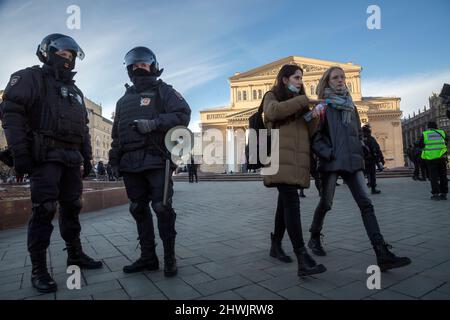 Moscou, Russie. 6th mars, 2022 policiers de Riot sont vus sur fond de théâtre Bolchoï lors d'un rassemblement de protestation contre la guerre contre l'opération militaire russe en Ukraine, dans le centre de Moscou, Russie Credit: Nikolay Vinokurov/Alamy Live News Banque D'Images