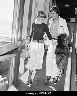 Goldie Hawn, actrice américaine avec Bruno Wintzell à l'aéroport de Londres Heathrow, 22nd septembre 1973. Goldie se prépare au Royaume-Uni pour un nouveau rôle de film, Oktyabrina dans la Girl de Petrovka, dans lequel l'acteur a également un rôle. Le programme leur permet de prendre quelques jours de congé et de profiter des sites touristiques de Rome. Banque D'Images