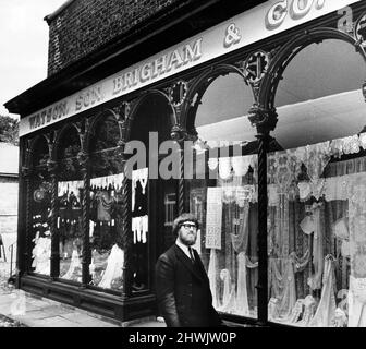 Stockton Preston Hall Museum. 29th juin 1972. Sur la photo, un côté de la rue d'époque qui est en construction dans la cour du Musée Preston Hall, du chemin Yarm, du parc Preston, de Stockton on Tees. Parmi les cinq boutiques, celle-ci comprend un magasin tiré de l'ancien site de Stockton de Clinkard. Il est maintenant ressuscité sous le nom de l'une des villes premiers drapers. Banque D'Images