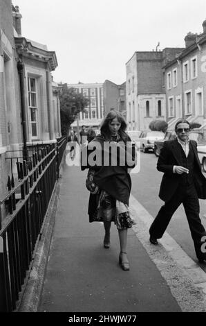 Le photographe de mode David Bailey se tenait sous caution pour le modèle Penelope Tree lorsqu'elle est apparue en détention provisoire à West London Magistrats court. Elle est accusée d'infractions liées à la drogue. 16th octobre 1972. Banque D'Images