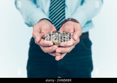 pièces entre les mains d'un homme d'affaires. Concept d'économie d'argent. Banque D'Images