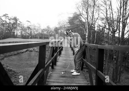 Ronnie Corbett a fait son arc en tant que nouveau capitaine du Variety Club of Great Britain's Golf Society. Ronnie et beaucoup d'autres stars du showbiz ont participé à un match de charité au Addington Golf Club, Croydon. 5th avril 1973. Banque D'Images
