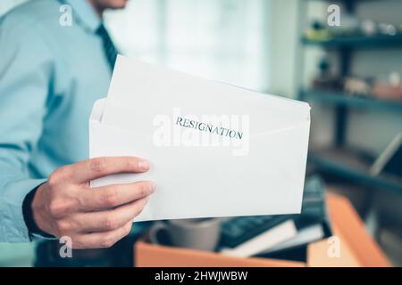 Homme d'affaires envoyant et montrant la lettre de démission au patron de l'employeur. En piquant un emploi, un homme d'affaires a congédié ou laisse un contrat de travail. Banque D'Images