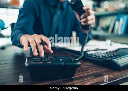 téléphone de bureau avec numéro d'homme d'affaires au bureau. Téléphone, contact et service clientèle. Banque D'Images