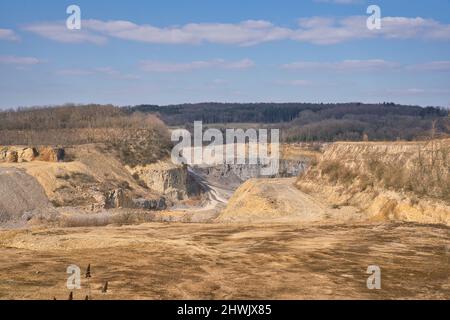 Paysage ensoleillé de fosse en pierre illuminée dans le sud de l'Allemagne avec ciel bleu et nuages Banque D'Images