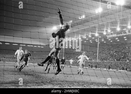 Liverpool 0-0 Bayern Munich, coupe européenne des gagnants coupe 2nd manche 1st match de jambe à Anfield, mercredi 20th octobre 1971. Notre photo montre ... Le gardien de but du Bayern, Sepp Maier, pointe le ballon sur la barre transversale. Banque D'Images