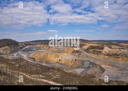 Paysage ensoleillé de fosse en pierre illuminée dans le sud de l'Allemagne avec ciel bleu et nuages Banque D'Images