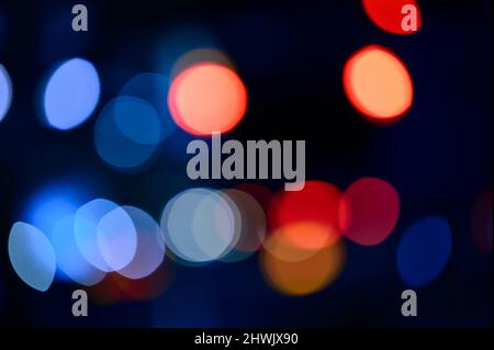 Lumière scintillante abstraite arrière-plan avec des lumières multicolores de bokeh défosed, célébration de jour de Saint Valentin, fête, ronde bokeh lumineux. Banque D'Images