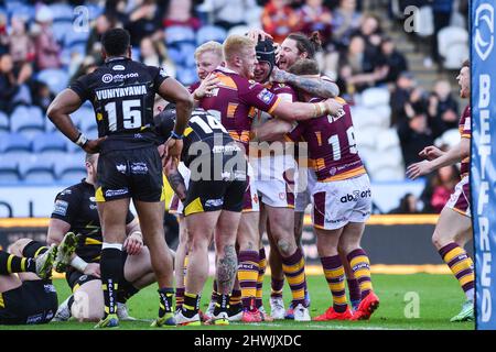 Huddersfield, Royaume-Uni. 6th mars 2022. Chris Hill (8) de Huddersfield Giants fête son essai lors de la ligue de rugby Betfred Super League Round 4 Huddersfield Giants vs Salford Red Devils au stade John Smith, Huddersfield, Royaume-Uni Credit: Dean Williams/Alay Live News Banque D'Images