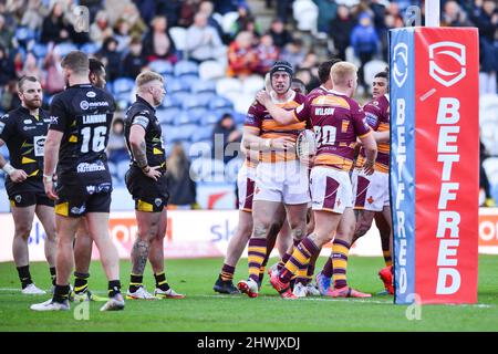 Huddersfield, Royaume-Uni. 6th mars 2022. Chris Hill (8) de Huddersfield Giants fête son essai lors de la ligue de rugby Betfred Super League Round 4 Huddersfield Giants vs Salford Red Devils au stade John Smith, Huddersfield, Royaume-Uni Credit: Dean Williams/Alay Live News Banque D'Images