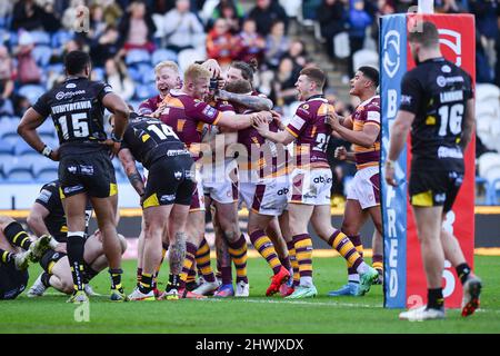 Huddersfield, Royaume-Uni. 6th mars 2022. Chris Hill (8) de Huddersfield Giants fête son essai lors de la ligue de rugby Betfred Super League Round 4 Huddersfield Giants vs Salford Red Devils au stade John Smith, Huddersfield, Royaume-Uni Credit: Dean Williams/Alay Live News Banque D'Images