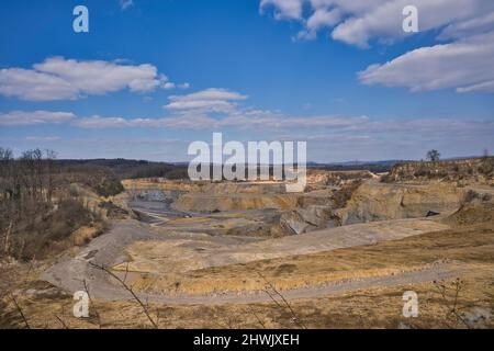 Paysage ensoleillé de fosse en pierre illuminée dans le sud de l'Allemagne avec ciel bleu et nuages Banque D'Images