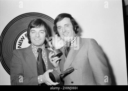 Les lecteurs de 'Nouvelle Reveille' ont élu Tony Blackburn DJ de l'année BBC radio 1 pour la cinquième fois en course et ont accordé à Terry Wogan la première place de la gamme de DJ radio 2 pour la deuxième année consécutive. Les deux DJ ont reçu leurs prix de microphone d'or lors d'un déjeuner-fête étoilé au Cafe Royal de Londres. 16th novembre 1973. Banque D'Images