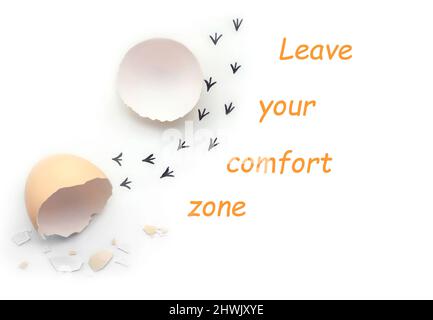 Quittez votre zone de confort. Empreintes d'un coquillage. Premières étapes d'un poussin sur un fond blanc isolé. Concept Banque D'Images