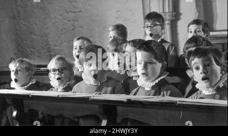 Les jeunes probattionnistes du chœur de l'école Westminster Abbey chantent un hymne pendant la pratique du chœur.1st décembre 1972. Banque D'Images