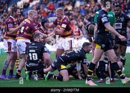 Chris Hill de Huddersfield Giants (quatrième à gauche, avec skullcap) célèbre la quatrième tentative du match de sa partie avec des coéquipiers lors du match de la Super League de Betfred au stade John Smith, Huddersfield. Date de la photo: Dimanche 6 mars 2022. Banque D'Images