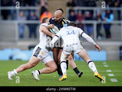 Tom O'Flaherty (au centre) des chefs Exeter est abordé par Rohan Janse van Rensburg et Tom Roebuck de sale Sharks lors du match Gallagher Premiership à Sandy Park, Exeter. Date de la photo: Dimanche 6 mars 2022. Banque D'Images