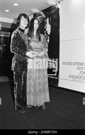 John Hurt et sa partenaire Marie-Lise Volpeliere-Pierrot arrivent pour la première du 10 Rillington place, au Columbia Theatre, Shaftsebury Avenue, Londres, W1. Dans le film, qui se déroule dans l'ouest de Londres du milieu à la fin de 1940s, John Hurt joue illettré Timothy Evans, qui sous le stress confesse à tort à un meurtre qu'il n'a pas commis, et se pend. Le film porte également Richard Attenborough comme le meurtre de John Christie, qui lui-même, est finalement pris et jugé. 10 Rillington place est une histoire vraie. Photo prise le 28th janvier 1971 Banque D'Images