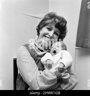 L'actrice Anne Reid chez elle à Manchester avec son bébé fils. 23rd novembre 1971. Banque D'Images