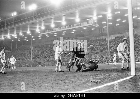 Liverpool 3-0 Bayern Munich, Inter-Cities Fairs Cup quart-finale 1st Leg Match à Anfield, mercredi 10th mars 1971. Notre photo montre ... Alun Evans, attaquant (sur le terrain), marque 2nd buts pour Liverpool, également photographié, le gardien de but du Bayern Sepp Maier. Banque D'Images