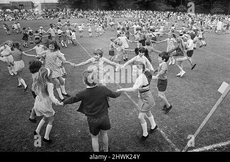 Danse de campagne pour enfants à Teesside. 1973 Banque D'Images