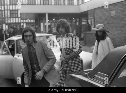 Charlie Watts, Mick Jagger et sa petite amie Bianca de Macias arrivent au théâtre Coventry où les Rolling Stones se feront jouer dans une maison complète ce soir. Ils étaient une heure plus tard que prévu et ont reçu une réception fraîche. 6th mars 1971 Banque D'Images