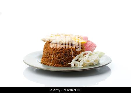 Nasi Goreng Rendang. Riz frit indonésien avec bœuf Rendang et œuf de côté ensoleillé, isolé sur blanc Banque D'Images