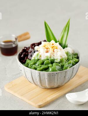 Desserts malaisiens appelés Cendol. Le Cendol est fabriqué à partir de cubes de glace écrasés, de haricots rouges. Également populaire à Singapour Banque D'Images