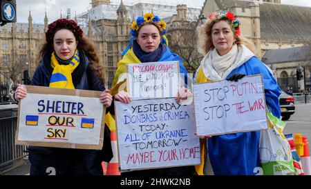 Londres, Angleterre. 06 mars 2022. Une famille ukrainienne sur le stand avec l'Ukraine démonstration à la place du Parlement à Londres, en Angleterre. La Russie a envahi l'Ukraine voisine le 24th février 2022, depuis l'invasion, il y a eu une condamnation mondiale de la guerre. Credit: SMP News / Alamy Live News Banque D'Images