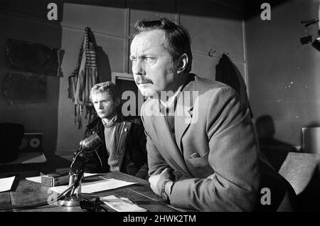 IRA Provisionals tient une conférence de presse. Martin McGuinness, à l'extrême gauche, le responsable de l'IRA provisoire à Londonderry avec Sean Macstiofain lors d'une conférence de presse de l'IRA. 1st juin 1972. Banque D'Images