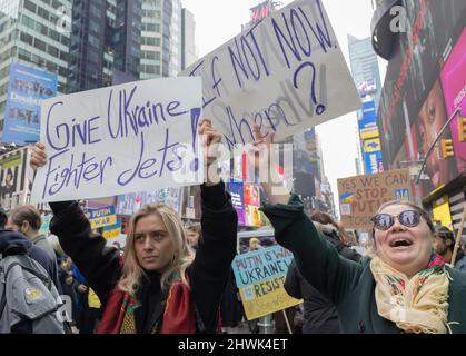 NEW YORK, New York – le 5 mars 2022 : des manifestants de Times Square protestent contre l'invasion de l'Ukraine par la Russie. Banque D'Images