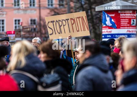 Cottbus, Allemagne. 06th mars 2022. Un panneau indique « Stop Putin ». Selon les organisateurs, environ 300 personnes se sont rassemblées sur l'Altmarkt de Cottbus pour manifester pour la paix et contre l'agression russe en Ukraine. Credit: Frank Hammerschmidt/dpa/Alay Live News Banque D'Images