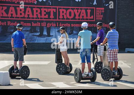 Groupe sur Segway i2 Personal Transporters par le Royal Danish Theatre, Copenhague (Kobenhavn), Royaume du Danemark Banque D'Images