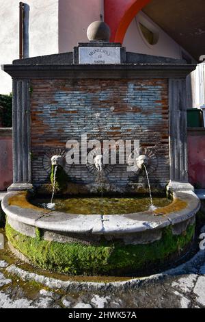 Une ancienne fontaine de Sarno, ville de la province de Salerne, Italie. Banque D'Images