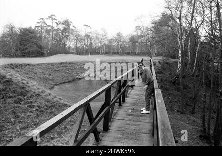 Ronnie Corbett a fait son arc en tant que nouveau capitaine du Variety Club of Great Britain's Golf Society. Ronnie et beaucoup d'autres stars du showbiz ont participé à un match de charité au Addington Golf Club, Croydon. 5th avril 1973. Banque D'Images