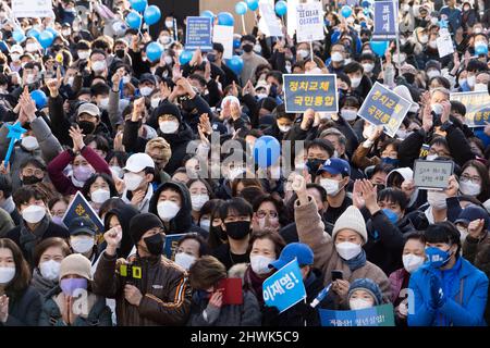 Séoul, Corée du Sud. 06th mars 2022. Le sud-coréen Lee Jae-myung, (C), du candidat à la présidence du Parti démocratique au pouvoir, cherche ses partisans lors d'une campagne électorale présidentielle à Séoul, en Corée du Sud, le 6 mars 2022. (Photo de Lee Young-ho/Sipa USA) crédit: SIPA USA/Alay Live News Banque D'Images