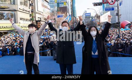 Séoul, Corée du Sud. 06th mars 2022. Le sud-coréen Lee Jae-myung, (C), du candidat à la présidence du Parti démocratique au pouvoir, cherche ses partisans lors d'une campagne électorale présidentielle à Séoul, en Corée du Sud, le 6 mars 2022. (Photo de Lee Young-ho/Sipa USA) crédit: SIPA USA/Alay Live News Banque D'Images
