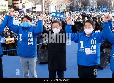 Séoul, Corée du Sud. 06th mars 2022. Le sud-coréen Lee Jae-myung, (C), du candidat à la présidence du Parti démocratique au pouvoir, cherche ses partisans lors d'une campagne électorale présidentielle à Séoul, en Corée du Sud, le 6 mars 2022. (Photo de Lee Young-ho/Sipa USA) crédit: SIPA USA/Alay Live News Banque D'Images
